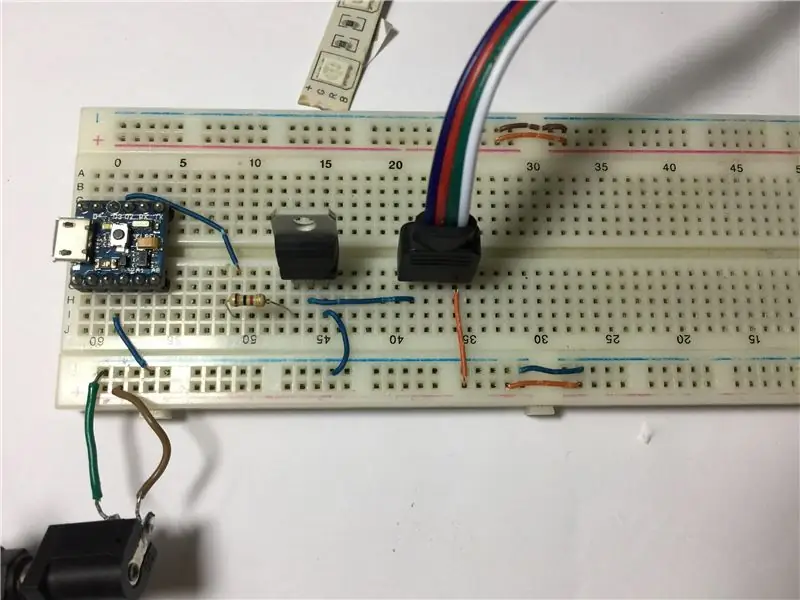 Alimentazione della striscia RGB con transistor e una fonte di alimentazione