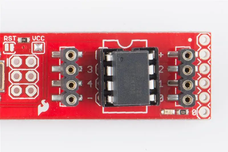 Naprogramujte ATTiny a pripojte chlebovú dosku k programátoru AVR