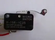 Luego doble el interruptor de metal alrededor de esta forma