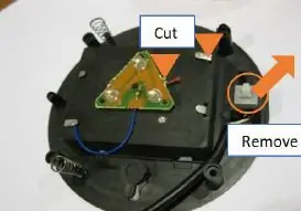 Cắt bỏ dây Gắn đèn LED vào thân nhựa. Loại bỏ công tắc khỏi khe bằng cách kéo theo chiều dọc lên