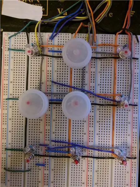 Voeg die 9 knoppies langs die LED's by