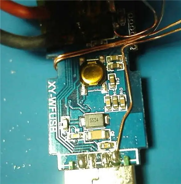 Lemiti Vcc/Gnd žice na 3V3 regulator i USB port