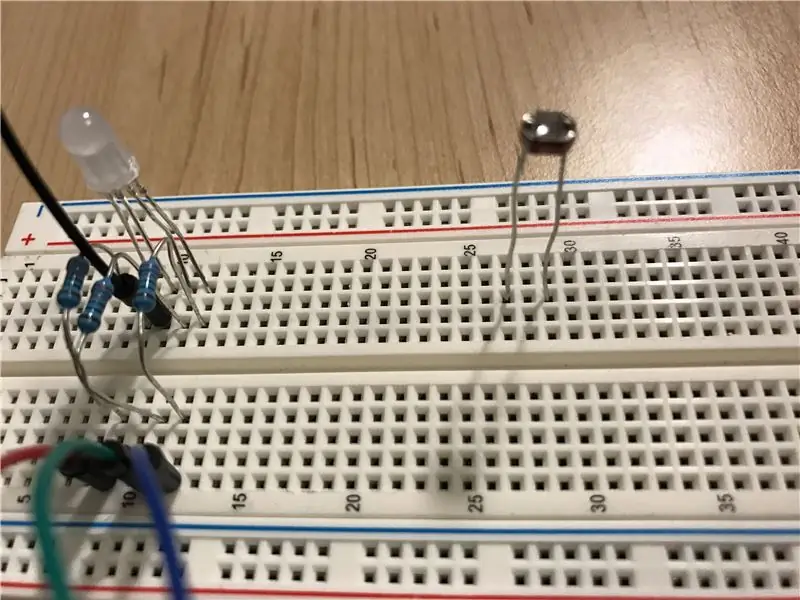 Mengatur Photocell di Breadboard