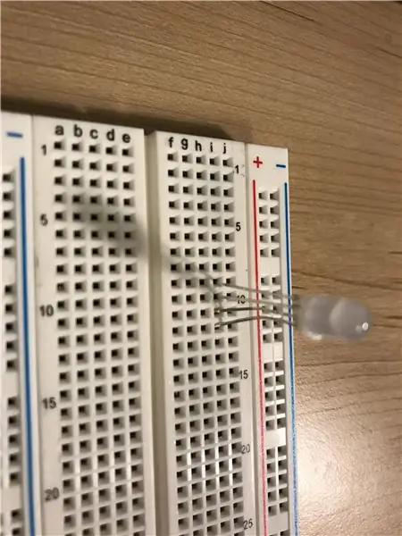 Imposta LED su breadboard