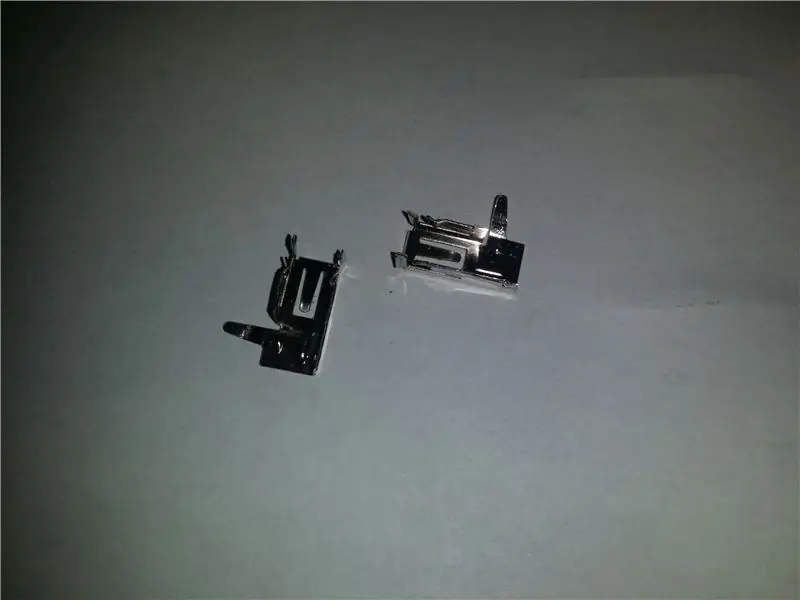 Κόψτε και αφαιρέστε το Meatal From USB Connector