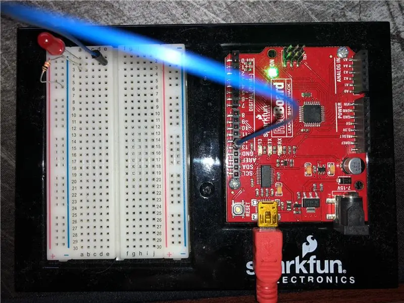 Conecte un cable de puente de E2 al 13 orificio en el Arduino