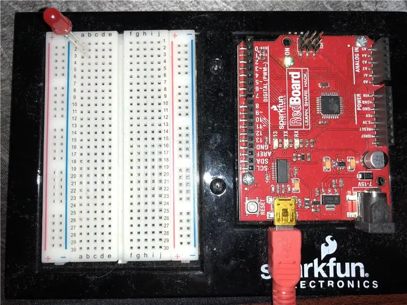 Stavite dugu stranu LED -a (pozitivni pin) na 2b, a kratku stranu (negativni pin) na 3c