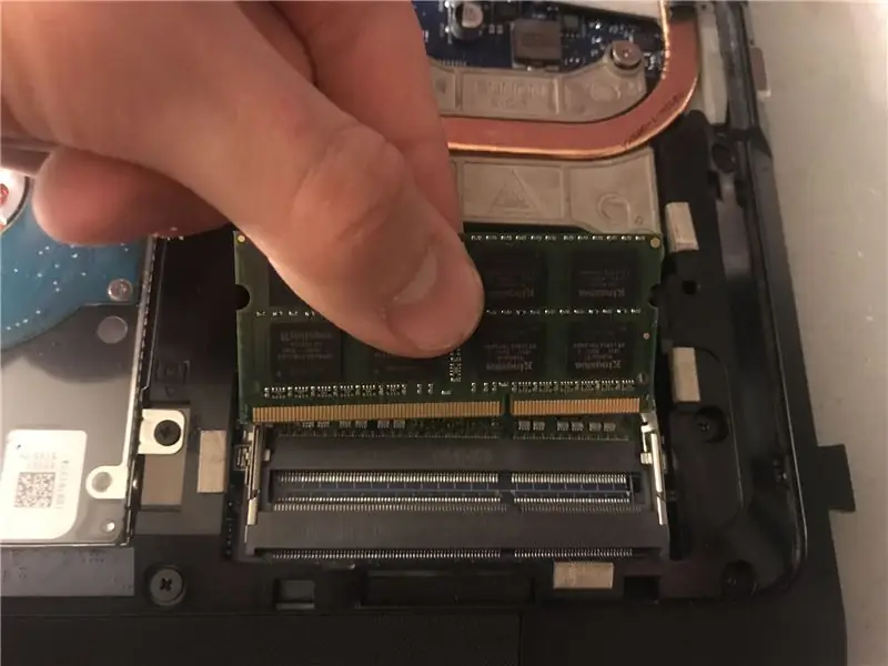 Insertion de la nouvelle RAM