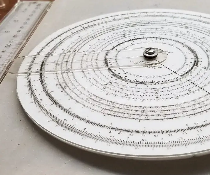 Règle à calcul circulaire fabriquée avec un cutter laser : 5 étapes