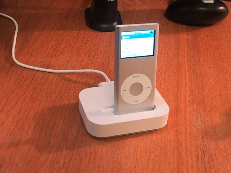 Lav en iPod Nano Dock ud af en iPod Mini Dock: 5 trin