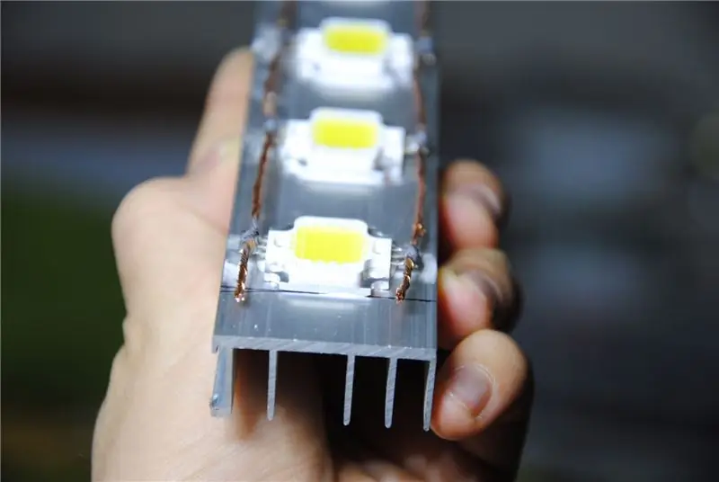 Soldeer die LED's saam in parallel