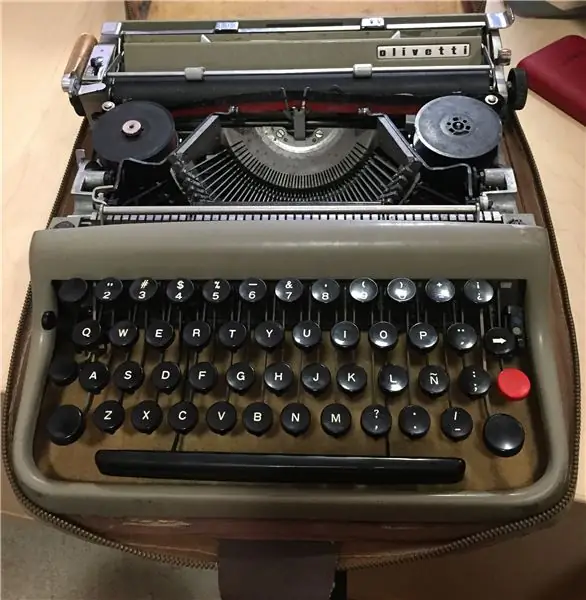 Restauració d’una màquina d’escriure Olivetti