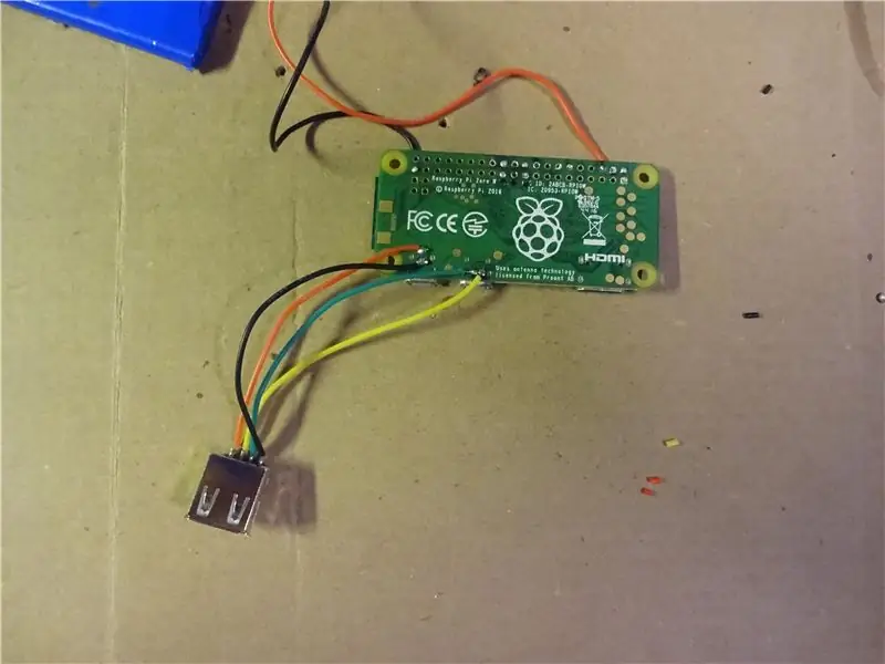 Suelde el conector USB a la Raspberry Pi