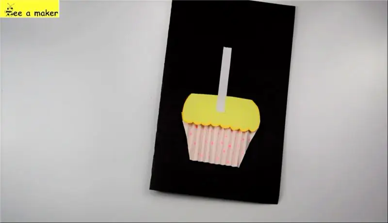 Una tarjeta de circuito de papel de cupcake