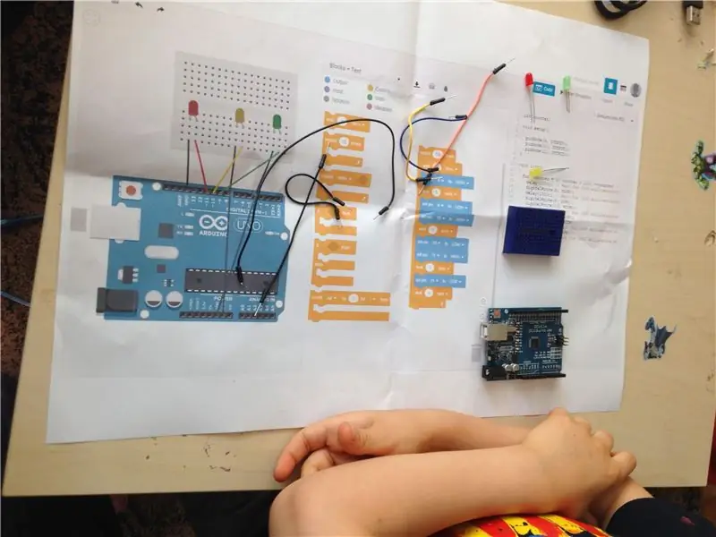 Šest godina star Stvaranje osnovnog semafora s ogrebotinama za Arduino