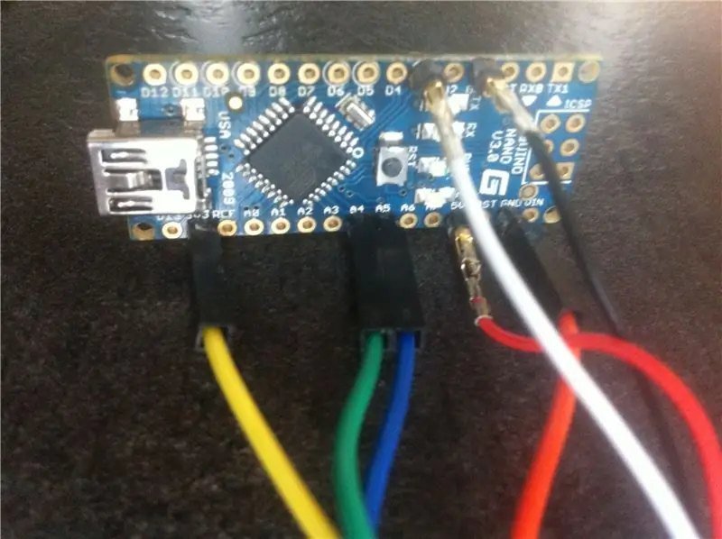 Conectați cititorul / scriitorul NFC și motorul Servo SG90 la Arduino Nano