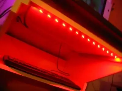 Créez un profil mince et intégrez les bandes LED dans l'armoire