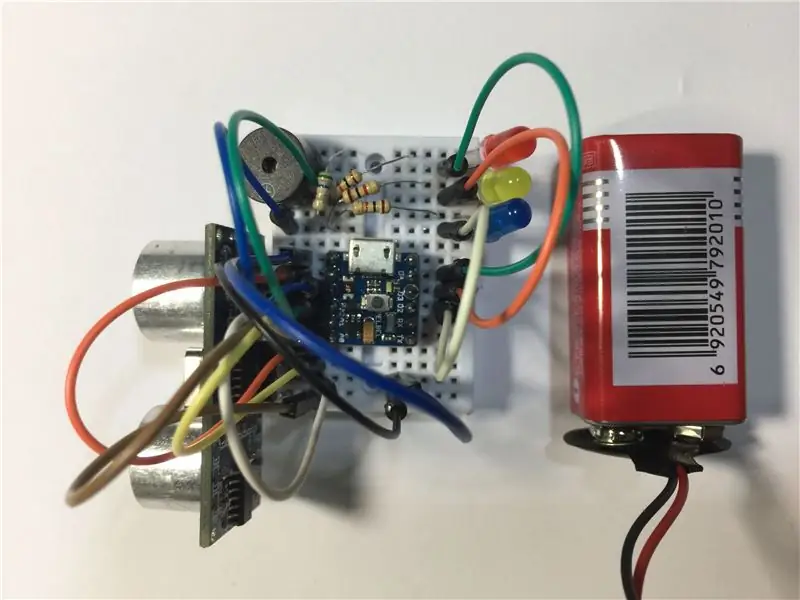 Et lite alarmsystem som bruker et super -lite Arduino -kompatibelt bord!