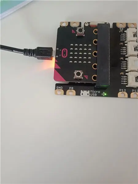 Addım 2: Micro: Bit -i bir yerə qoyun