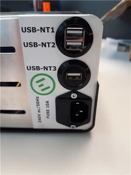 Namontujte konektory USB a moduly USB