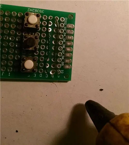 Teste o ajuste de tudo no protoboard. Cole o LCD. Teste os resistores e pinos de botão com um multímetro