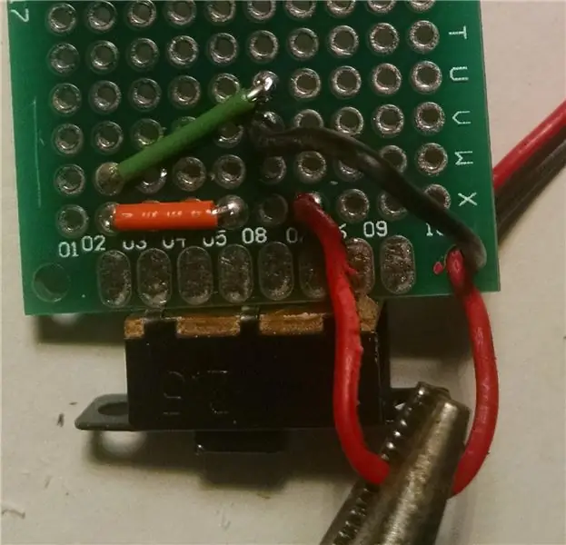 Löd först på/av -omkopplaren, sedan trådarna/knapparna/motstånden, sedan NodeMCU. Se Schematisk