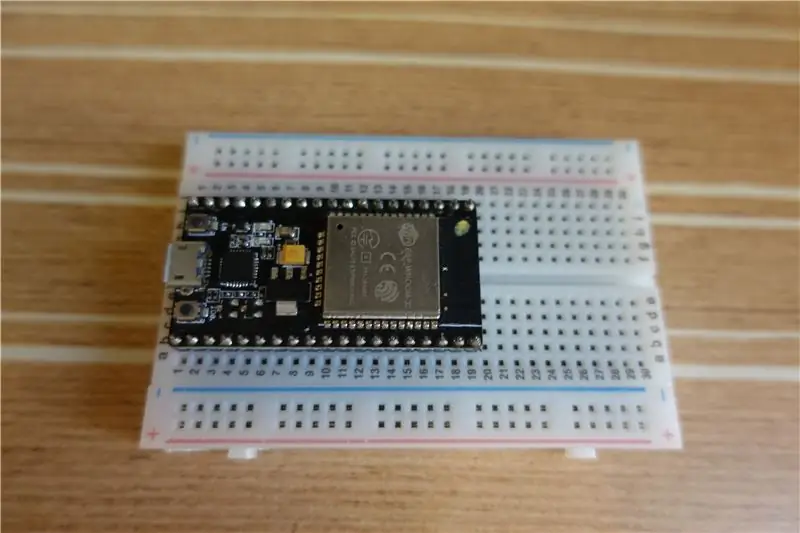 შეაერთეთ ESP32 Dev დაფა Breadboard- ზე