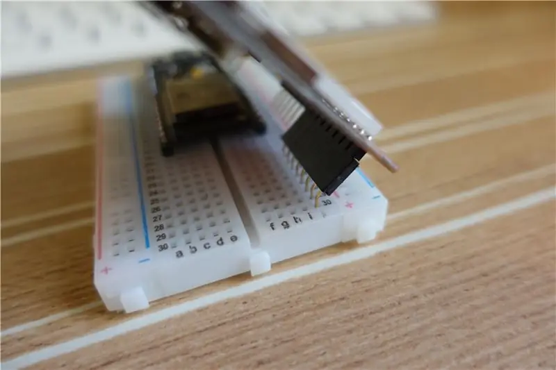 Palamkan LCD pada Breadboard