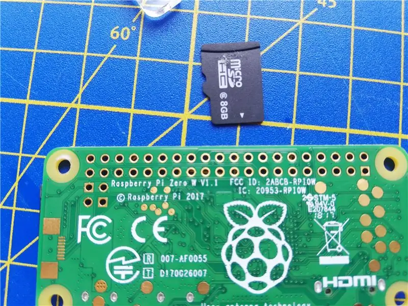 Izvēlieties aveņu un instalējiet Raspbian (Džesija)