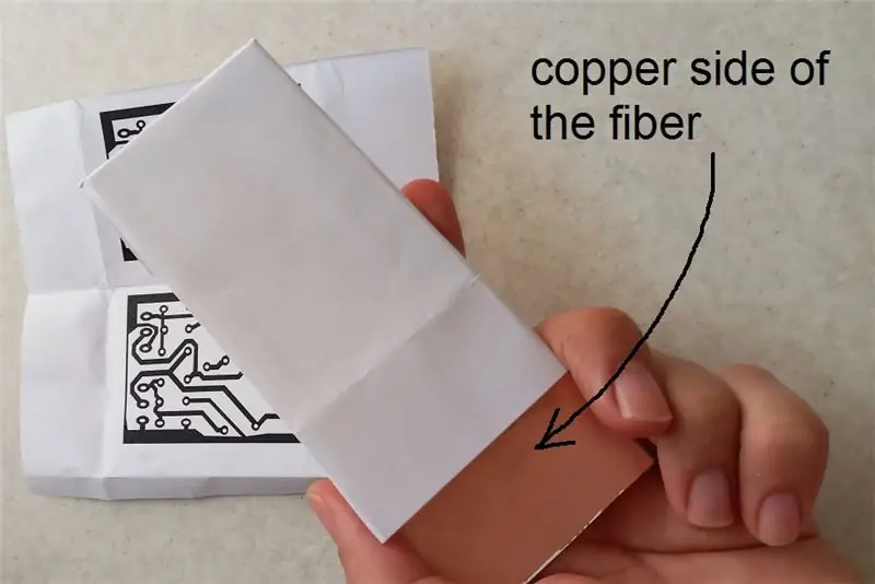 Collez la carte papier sur la section de fibre de cuivre