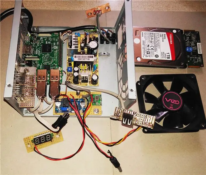 Un computer desktop Raspberry Pi PC-PSU cu hard disk, ventilator, PSU și comutator pornit-oprit