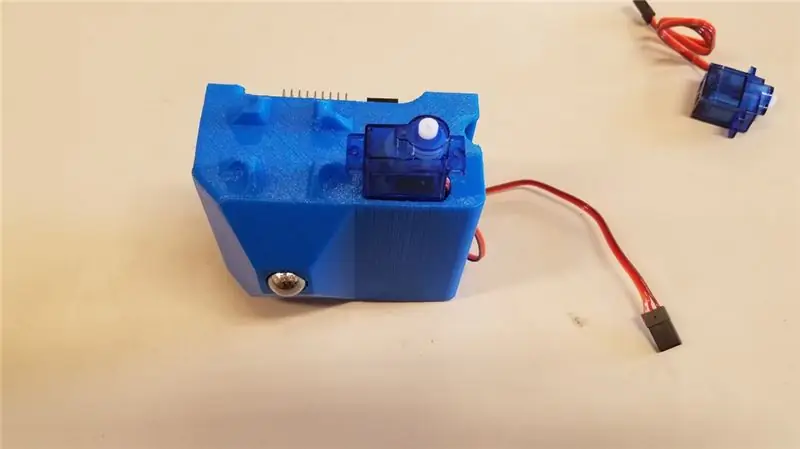 I-install ang Servo Motors sa Base