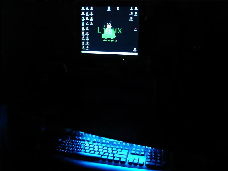 Een neonlicht toevoegen aan uw bureau voor het toetsenbord: 4 stappen