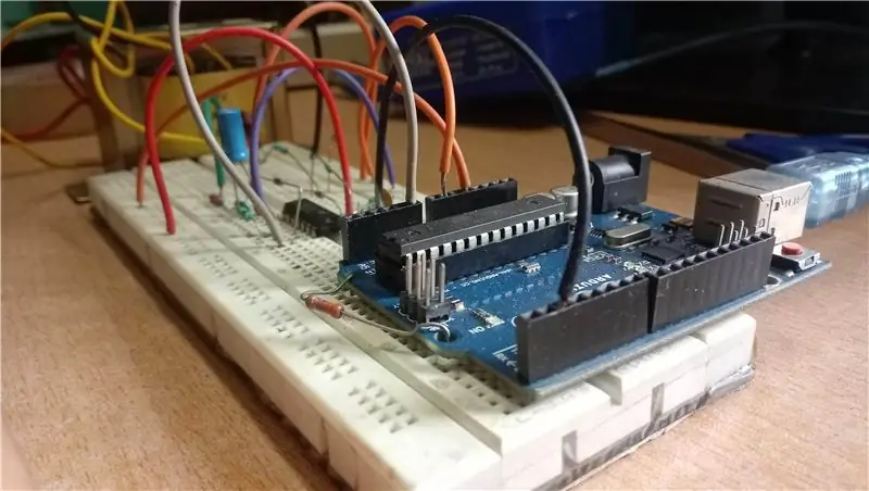 Medición de voltaje y frecuencia de la fuente de alimentación con Arduino