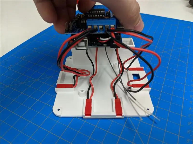 De Arduino-stack op het onderste gedeelte van het chassis monteren