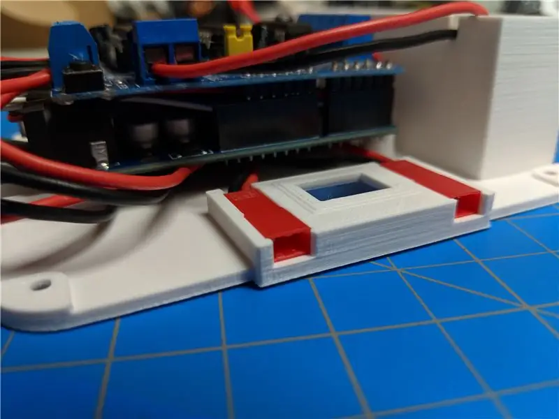 De Arduino-stack op het onderste gedeelte van het chassis monteren