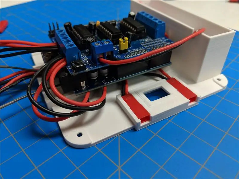 Montage de la pile Arduino sur la section inférieure du châssis