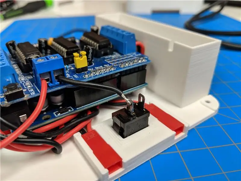 Installation et soudure dans l'interrupteur d'alimentation