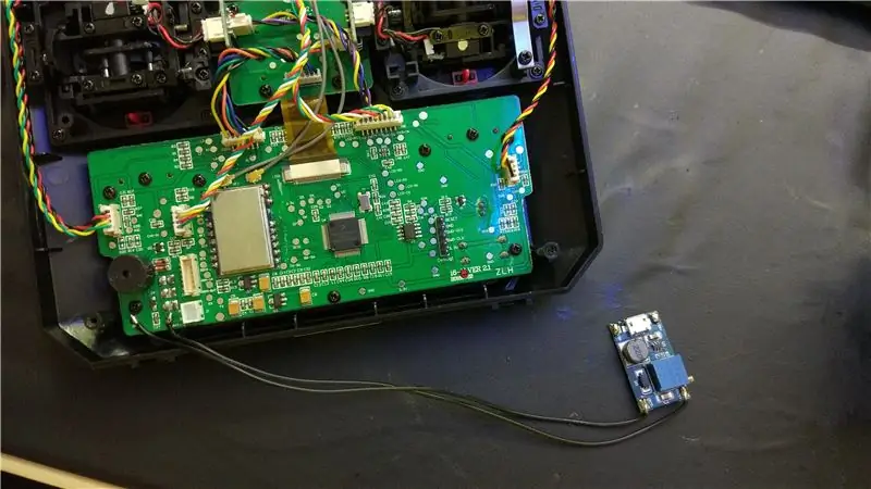 Soldeer die StepUp -module aan die batteryinvoer (en toets die beheerder)