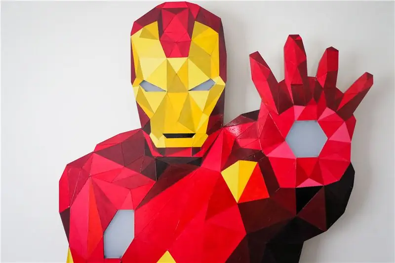 Low-Poly Iron Man cu benzi LED controlate de Wifi