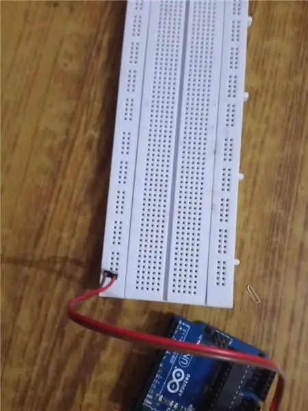 Připojte desku Arduino a Breadboard