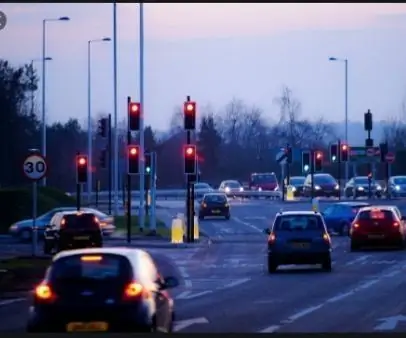 TRAFIC LIGHT Proiectat de VISHNU C SABU: 3 pași