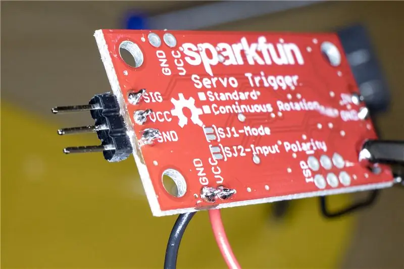 Soldeer een 3-pins header op het servotriggerbord