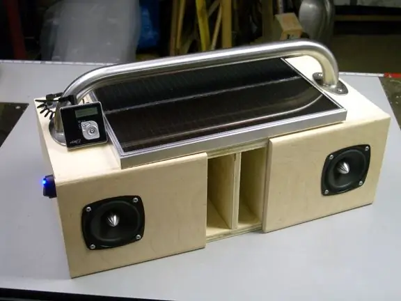 DIY Solar Boombox / GhettoBlaster: 3 soļi (ar attēliem)