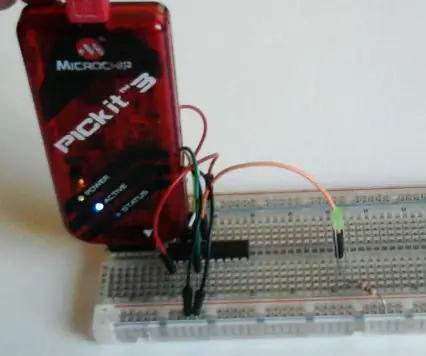 Hoe om PIC MCU te programmeer met PICkit -programmeerder met behulp van 'n broodbord: 3 stappe