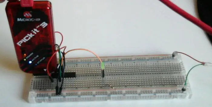 Kaip užprogramuoti PIC MCU naudojant „PICkit“programuotoją naudojant „Breadboard“