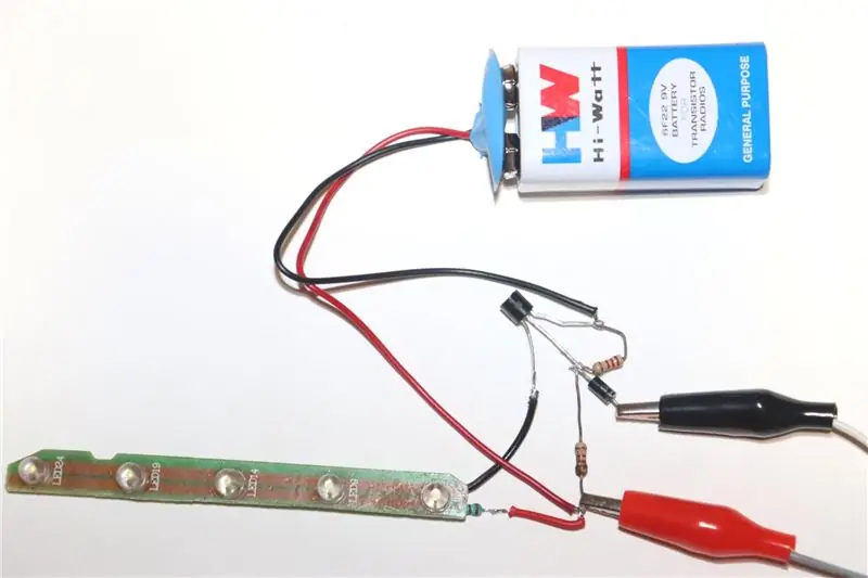 Connectez le chargeur au circuit