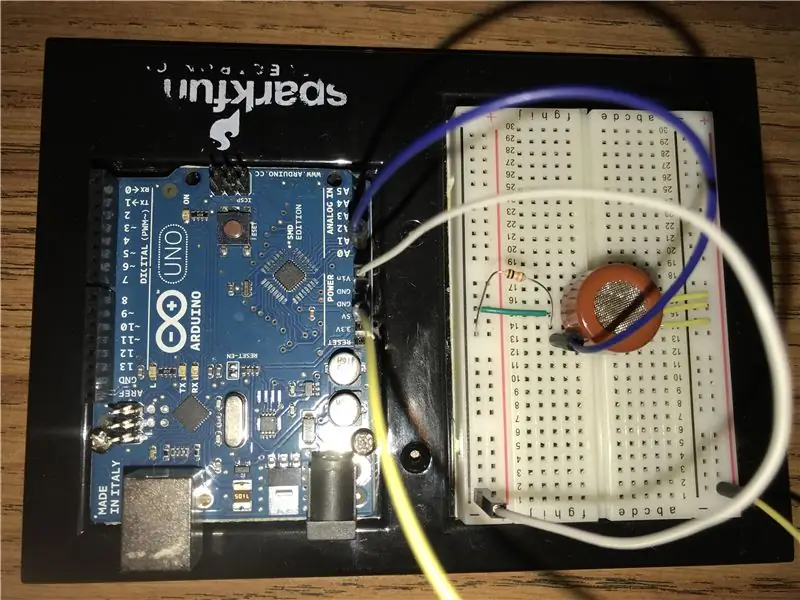 Connecteu el sensor d'acord amb el pinout als pins d'entrada i sortida del microcontrolador