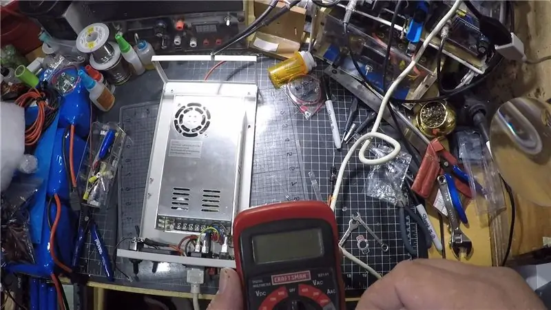 Connectez le courant alternatif et ajustez à 64,5 V