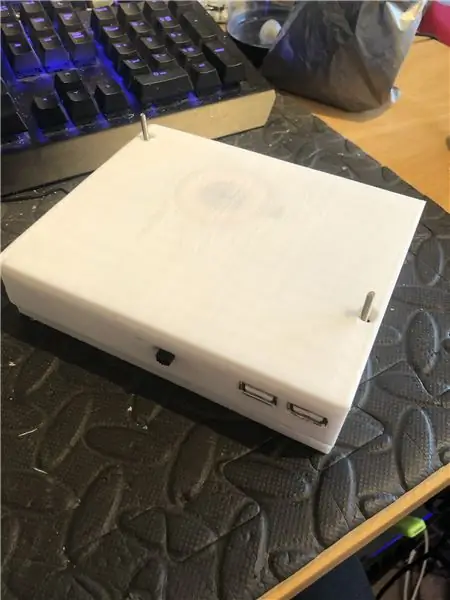 Power Bank din partea stângă peste piese